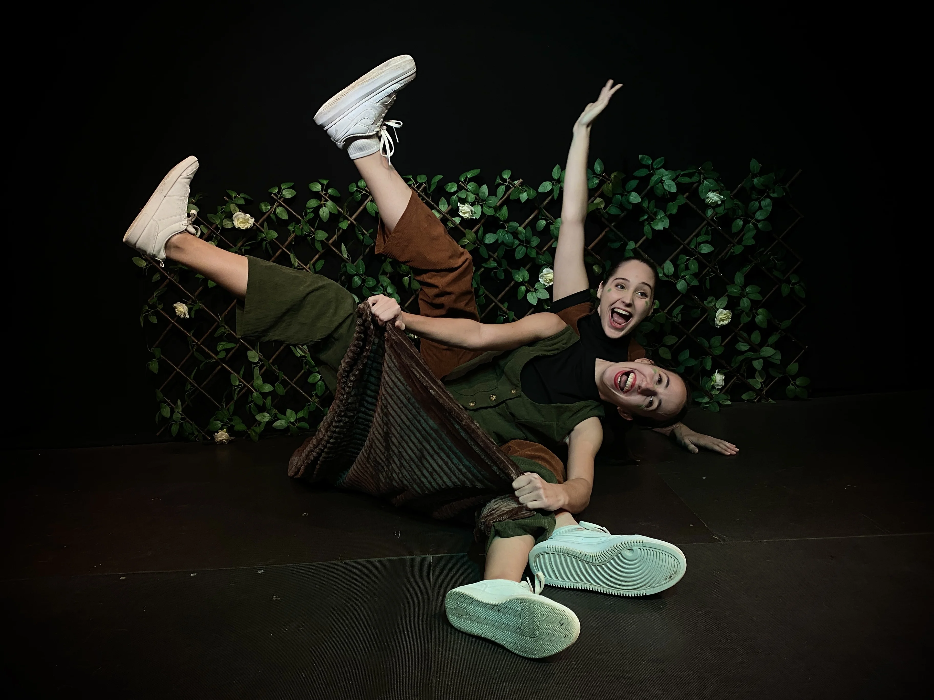 Dos granotes caracteritzades com a personatges - Gripau i Gripere espectacle